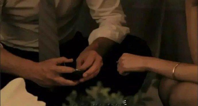 男女婚姻的八个阶段，你在哪一站？​1.激情期​：新婚燕尔，甜蜜如蜜。​2.磨