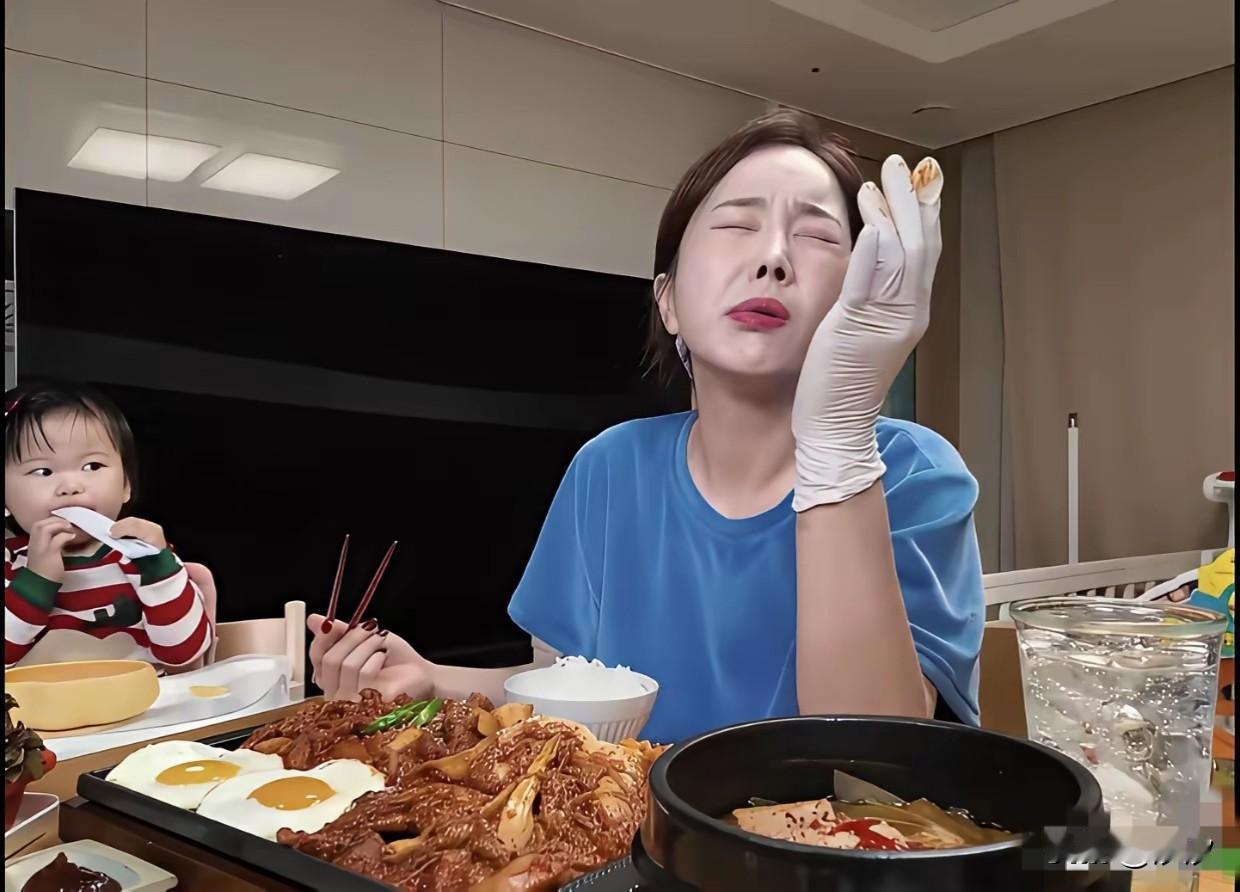 韩国美女拿着白手套，在介绍韩国的辣白菜，面前就配了一碗白米饭，还有一碗白菜