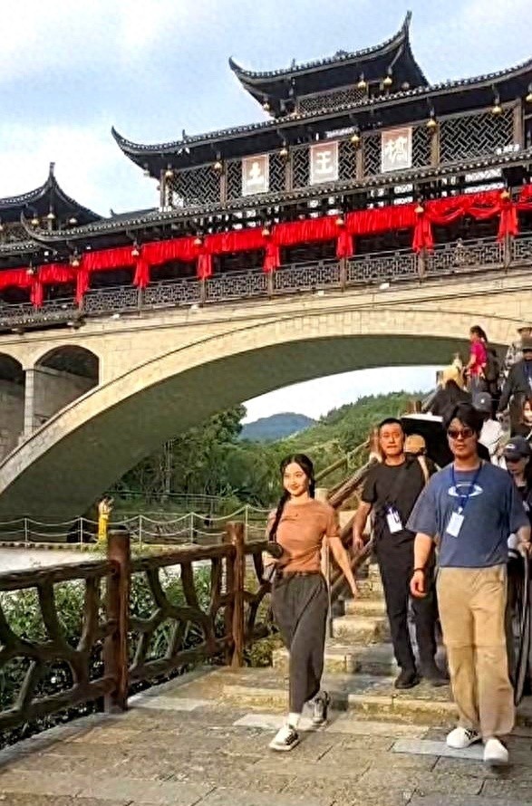 昨天湘西下着雨拍戏，工作人员脚滑摔下坡，景甜冲过去扶人的视频刷屏了。雨天片场