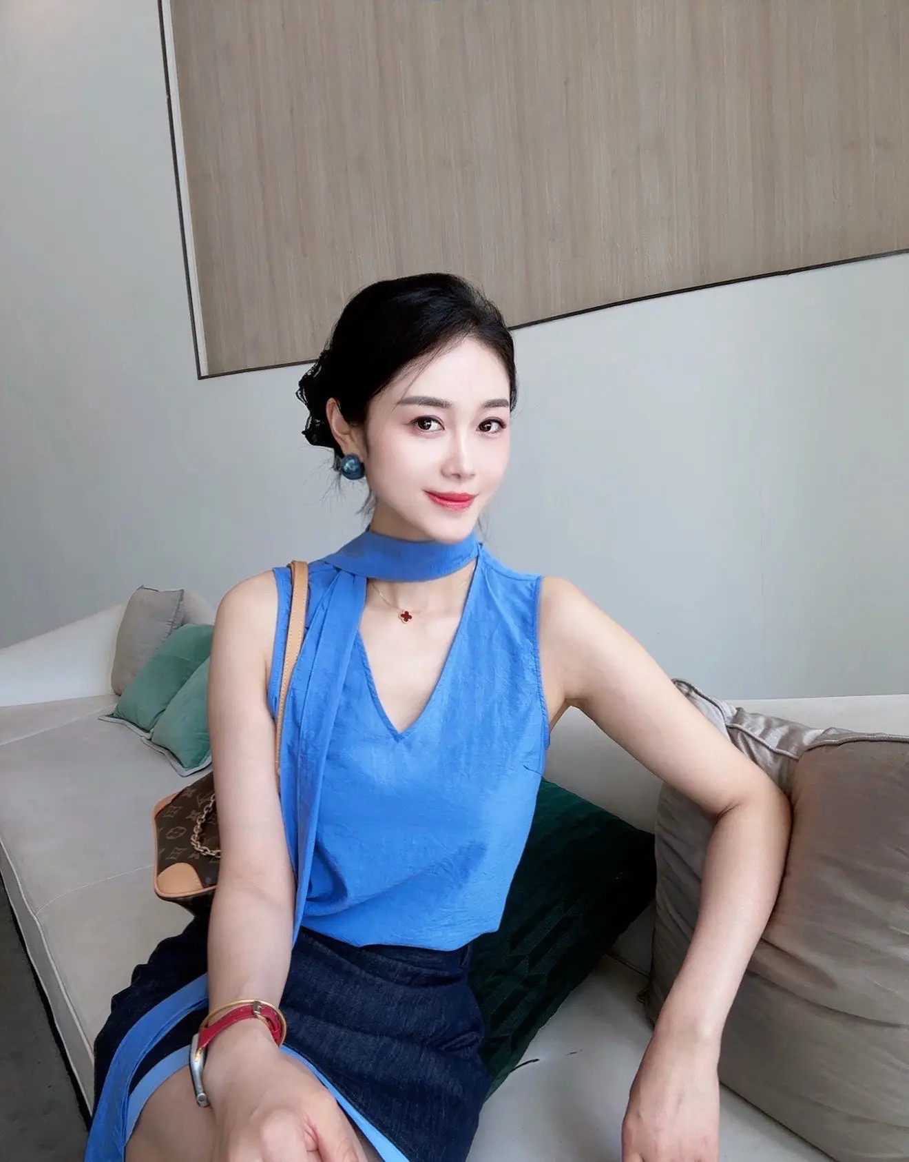 蓝衣入眼，雅致入心。