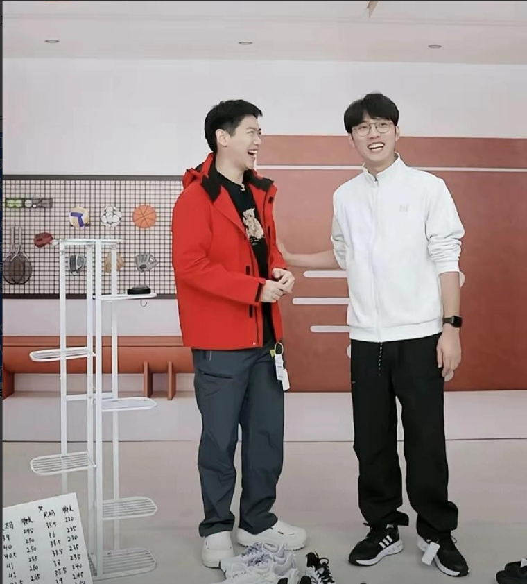 今天算是亲眼见证了什么叫“无效直播”，场面一度非常尴尬。俞老师请来了凯叔，两位