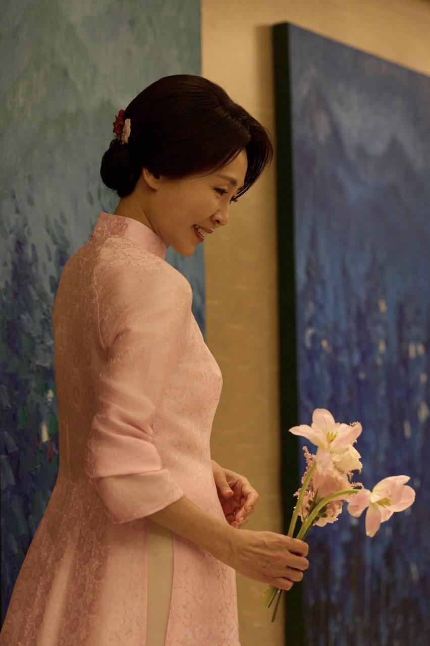 还是老李会玩啊！韩国青瓦台发布了第一夫人近照金惠景穿着越南传统服装奥黛奥黛