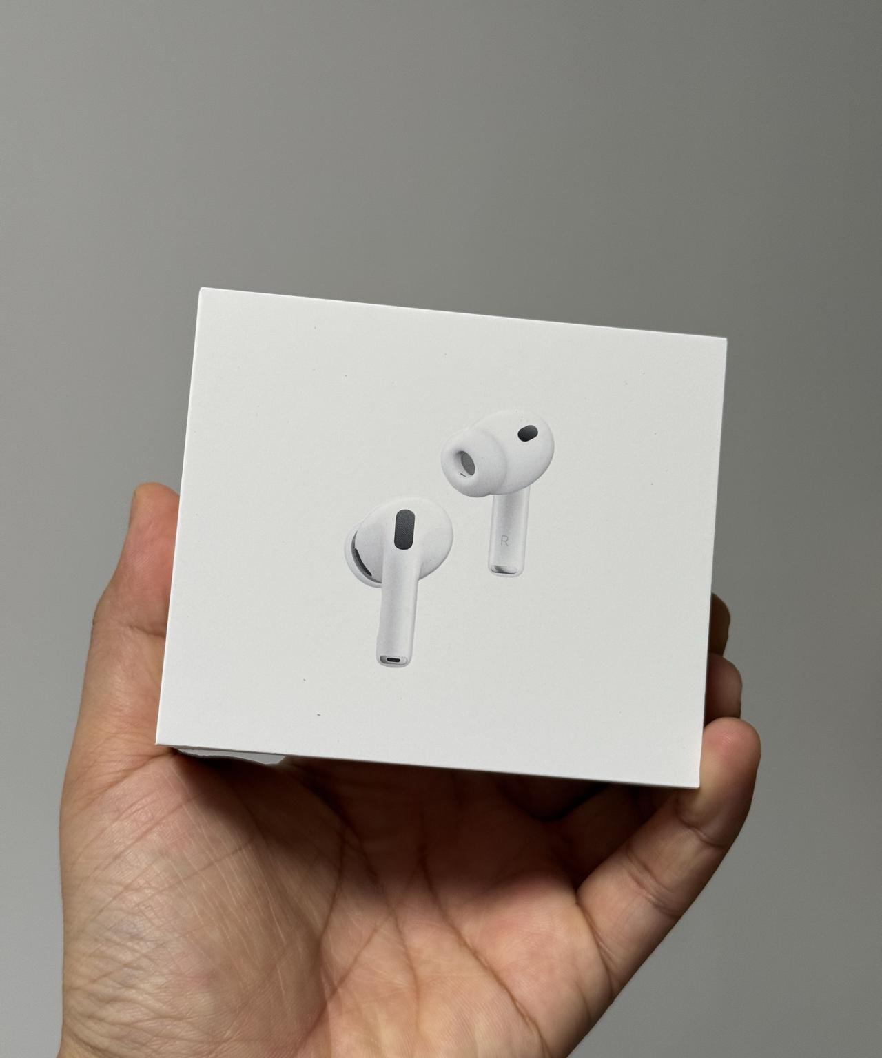 一早7点多就收到了AirPodsPro3，拆开发现这代竟然连充电线都不送了，苹