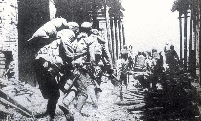 1942年，林心平被日军押赴刑场，敌人为了羞辱她，用铁丝穿过她的身体，就这样牵着