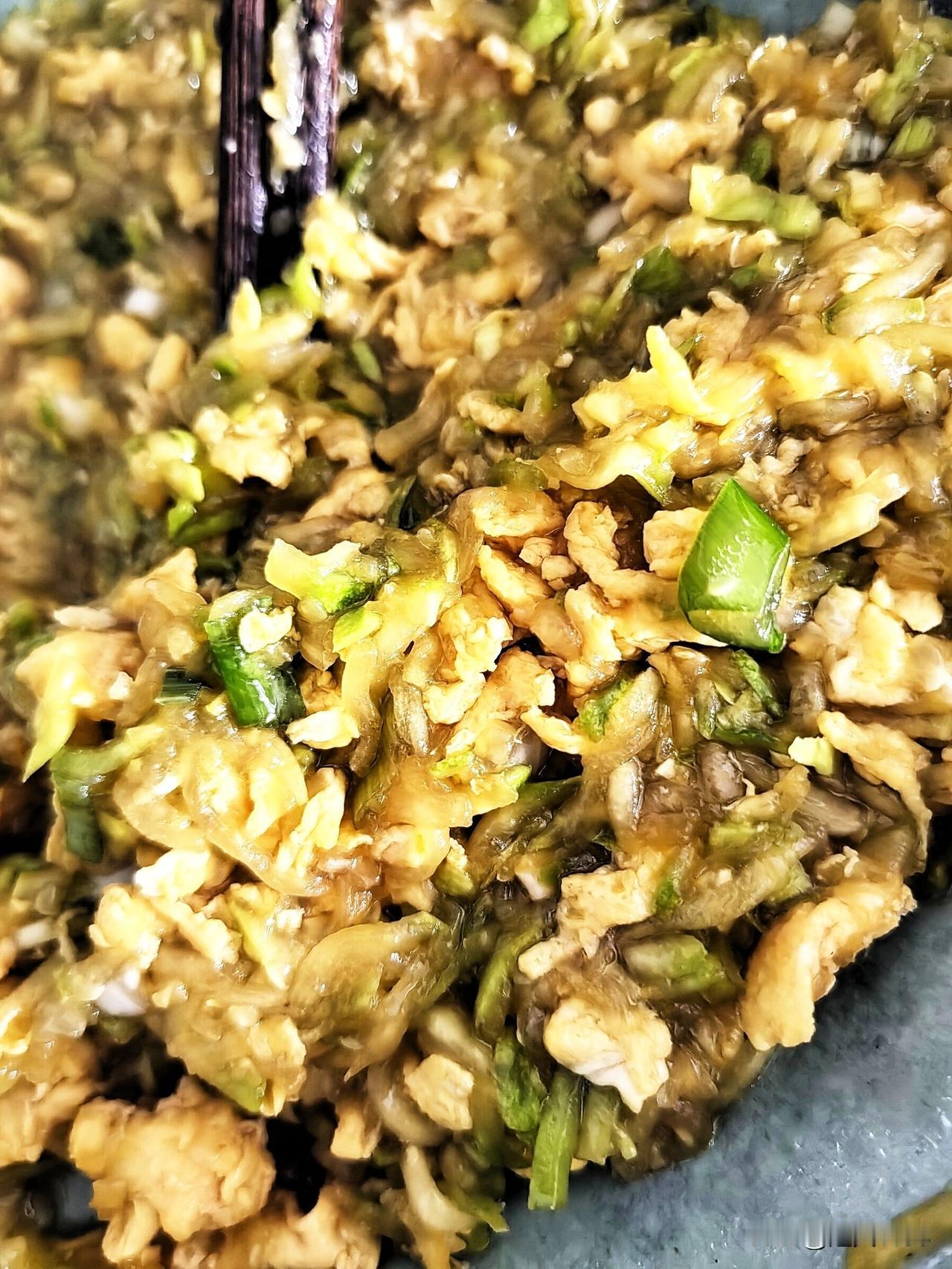 今天是周末，孩子们都在家，宝贝们要肉馅吃饺子。一个大白萝卜，买了一个猪