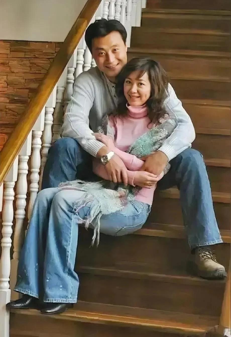 原来他俩是夫妻，结婚多年，两人不离不弃，没有任何绯闻。你认识这对明星夫妻吗？