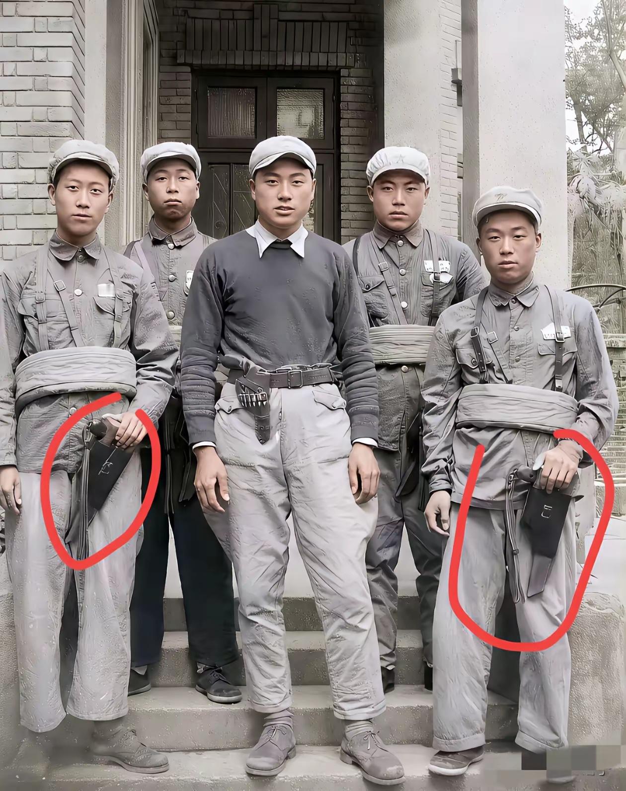 中间这位一看就是气质不凡。你能看出他在当时是什么职务吗？历史