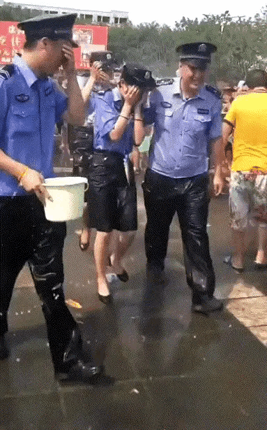 泰国的泼水节运动发生特大安全事故，云南泼水节运动火爆全网，狂欢同时一定要注意安全