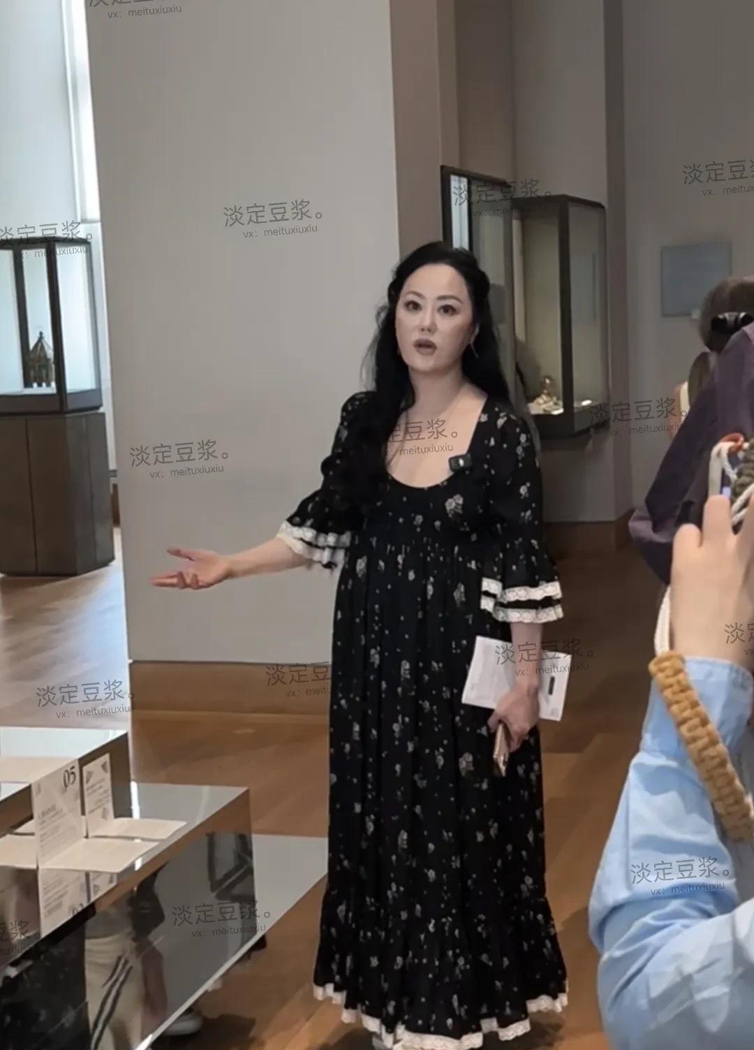 看以前有人把章小蕙夸得都没边了，这也没那么漂亮啊！只能说不丑，穿的裙子像睡衣似的