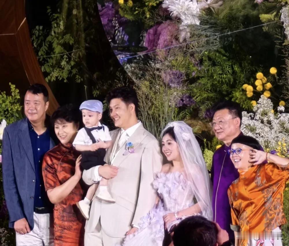 金龟子王宁女儿近日晒出自己的婚礼现场照，但是评论区都好酸，因为没有办法。有的