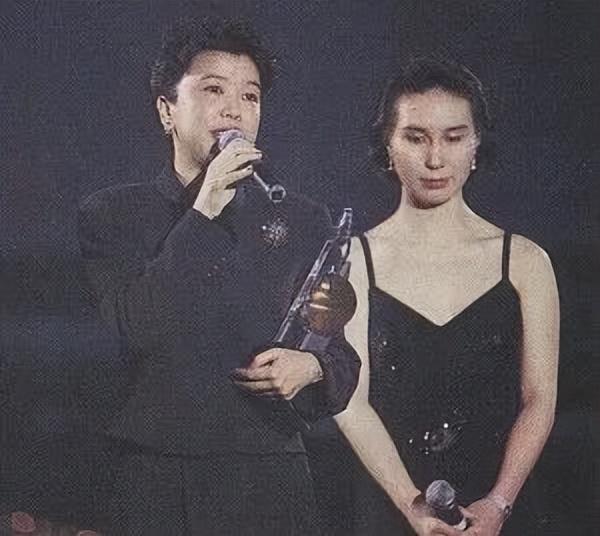 女人果然脸上肉肉的时候显珠圆玉润，何超凤也一样。图一珠圆玉润的她比图二瘦瘦的她好