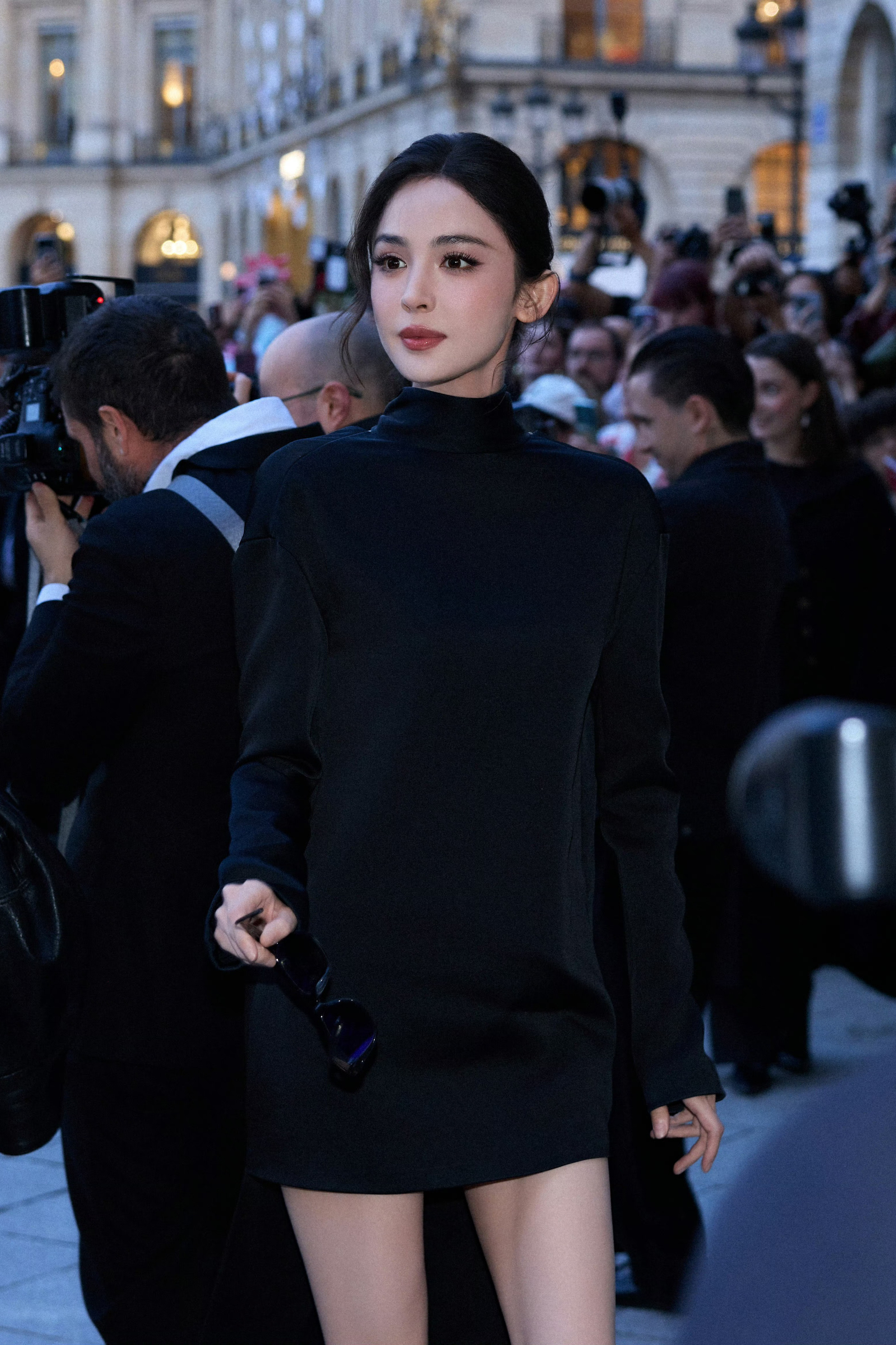 古力娜扎身穿黑色拖尾连衣裙出席品牌2026春夏大秀Part.3巴黎时装周​​