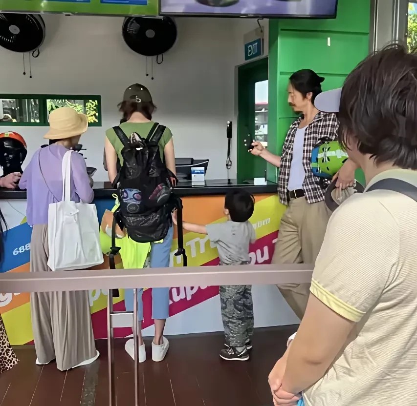 妈呀，嫁给日本男人真的很惨，连林志玲也不例外！网友在街上偶遇林志玲一家，