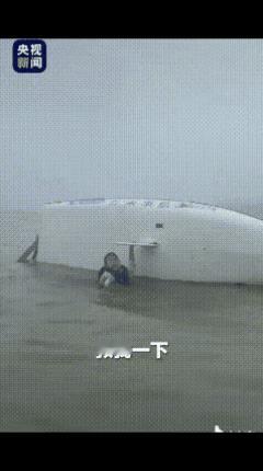 “没想到上央视了！”10岁男孩雨中翻船喊救命，本以为教练会去救自己，谁知教练竟在