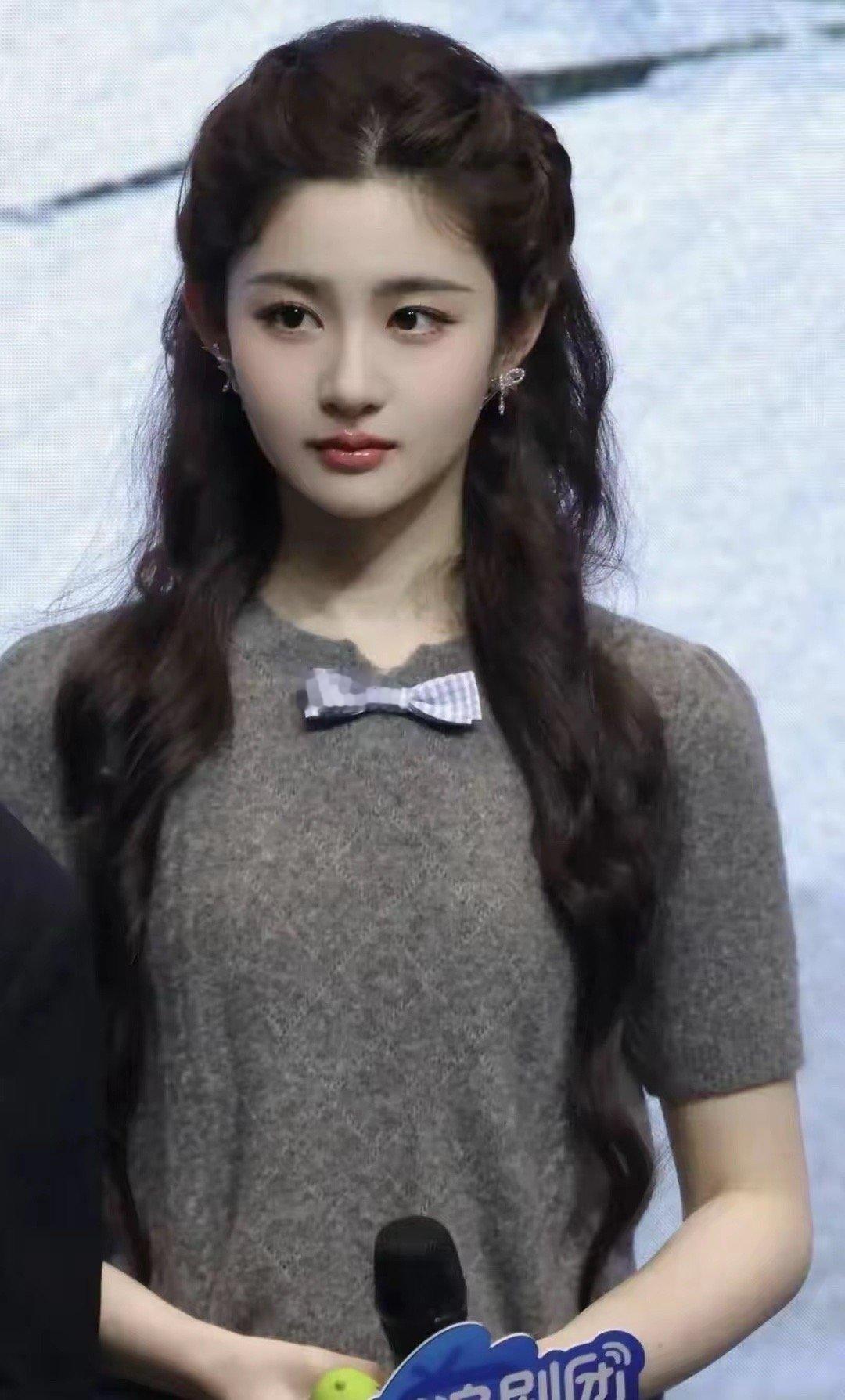 她这长相可以媲美刘亦菲，仔细看又有点像赵丽颖，这长相太少见了，就是为什么不火呢。