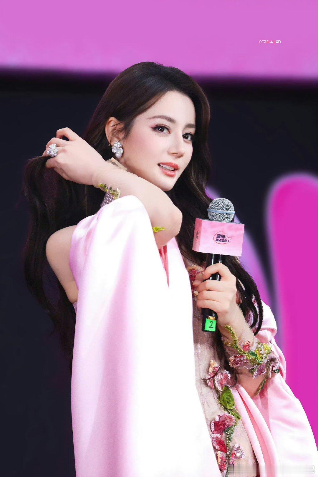 #迪丽热巴##迪丽热巴香辣狂欢##微博派对合伙人#姐姐好美我本来也是打算去的只不过要军训而已​