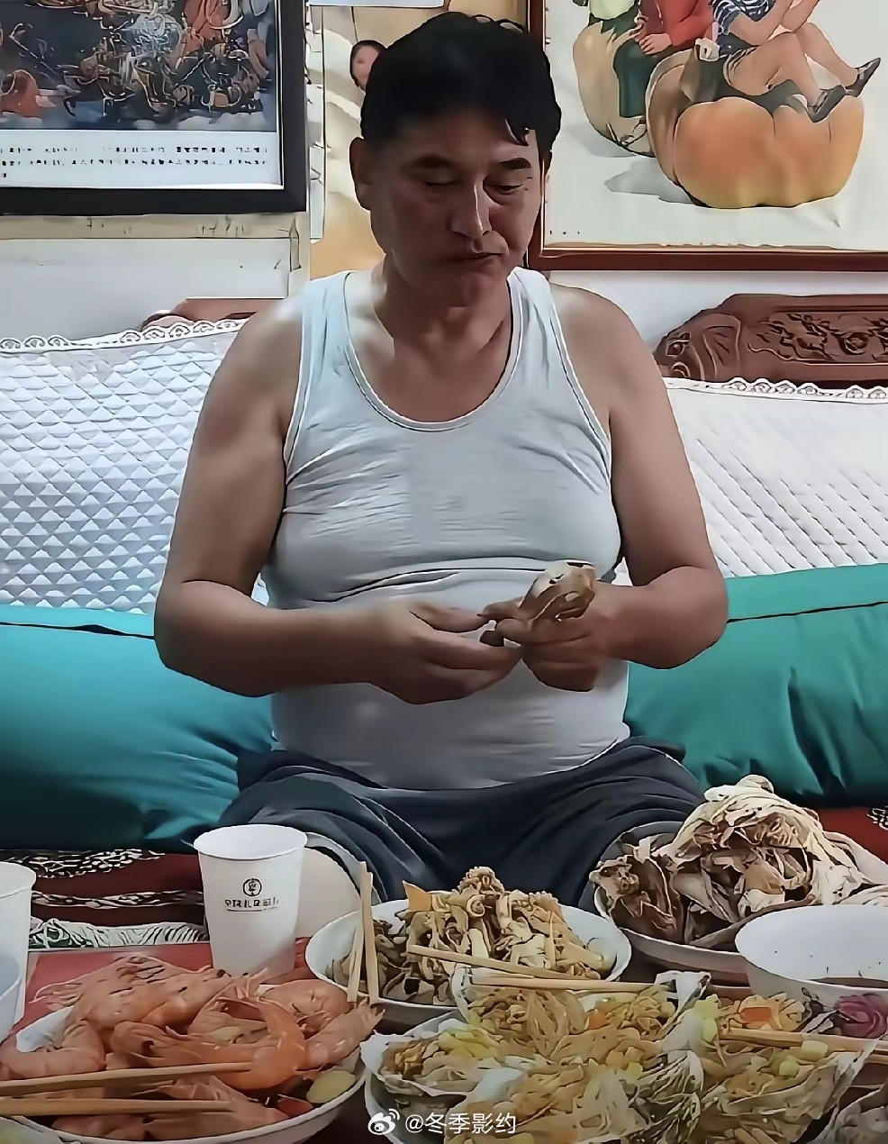 看得出来，李亚鹏在家里吃饭，大衣哥也在家里吃饭！也看得出来，李亚鹏吃的多是素菜，一个白菜，一个青菜，
