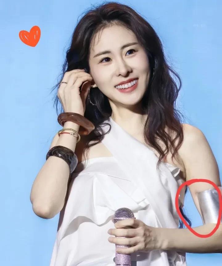 不难发现，张碧晨早就暴露“本性”了，就因为她在跑男这个节目里的表现，把观众都