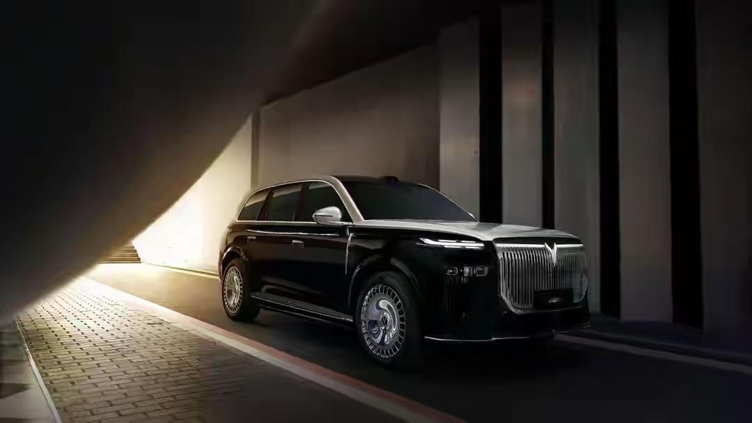 岚图泰山的到来，像是给旗舰大六座SUV市场投下了一颗“综合实力型”的石子。它不追