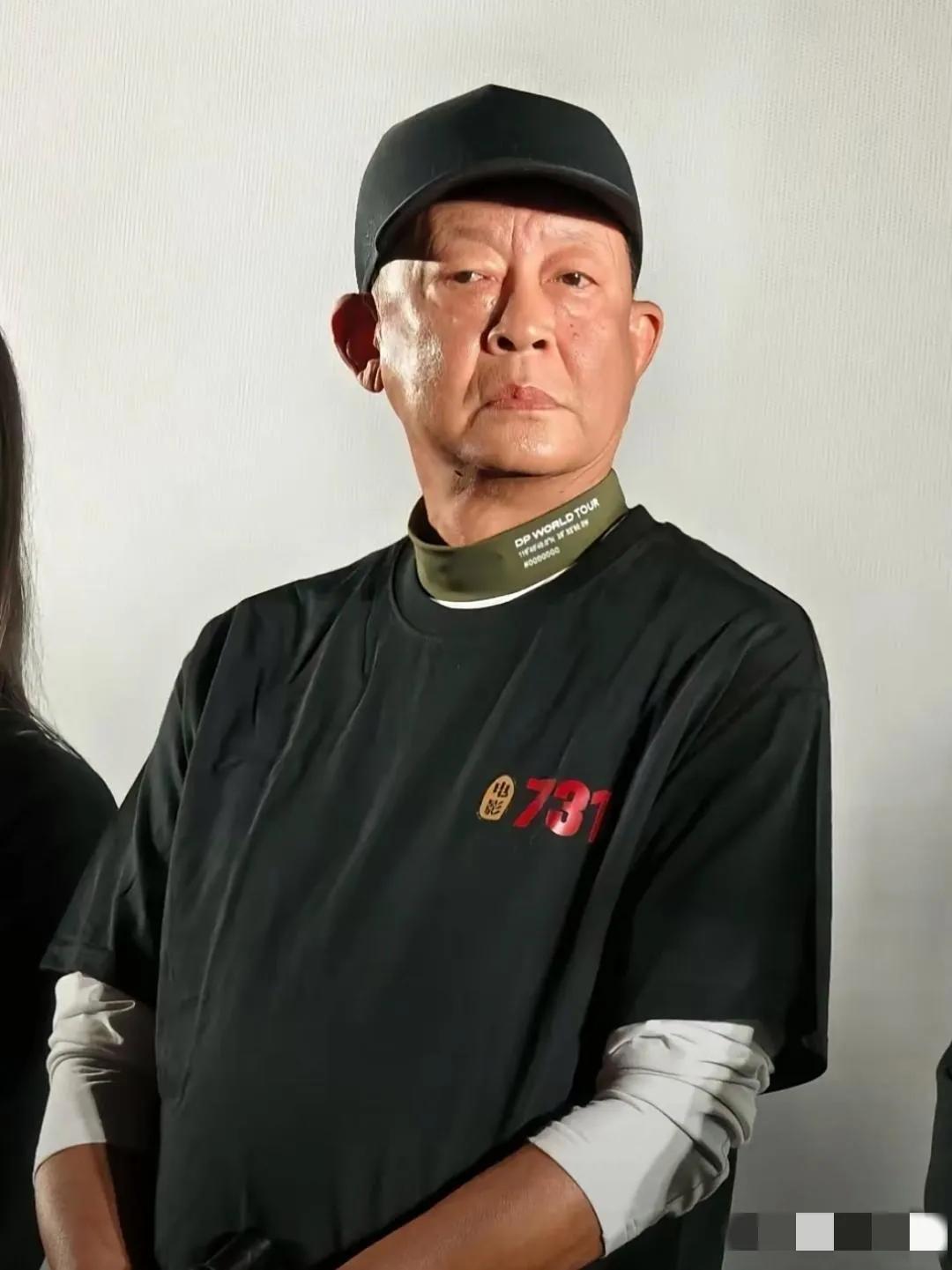 王志文的变化也太大了：皮松肉垮，川字纹清晰，法令纹深刻，眉秃眼肿，颈纹层叠，眼袋