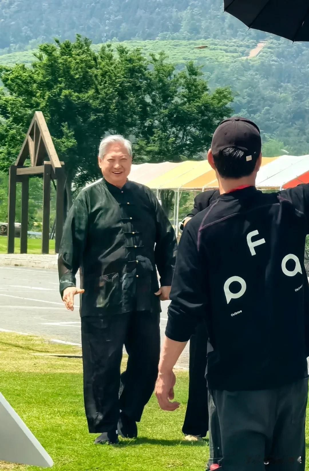 77岁的功夫大师洪金宝，现身杭州一马术中心，看他这走路带风的样子，老爷子这状态回