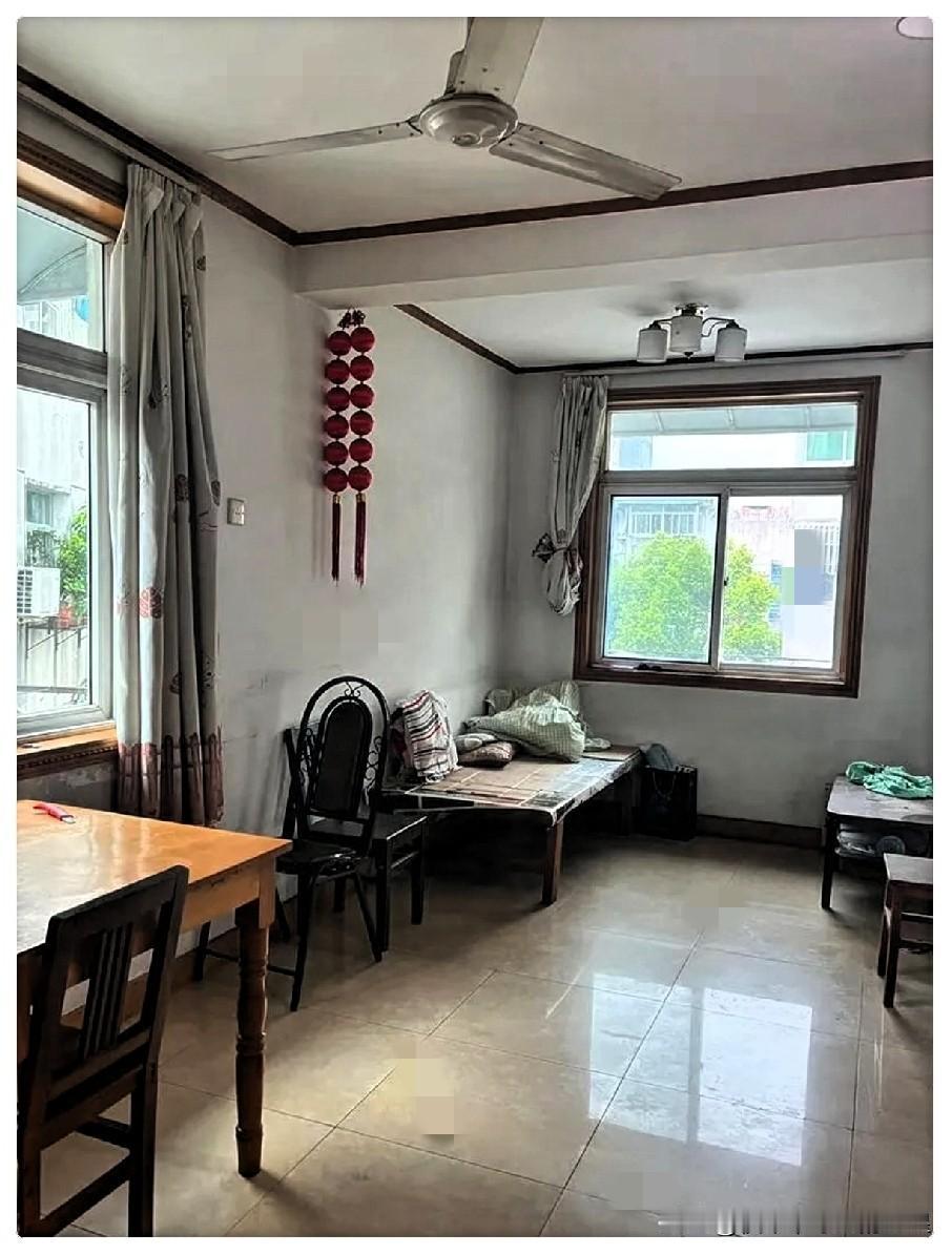 我同事买了一个退休老人的房子，是个老破小，到手价才42万，结果他现在感觉买亏了很