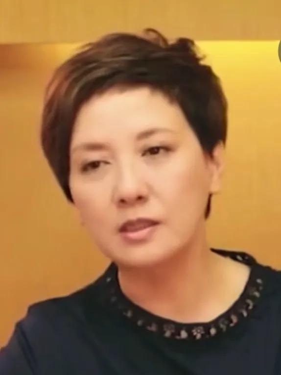 邓婕是谁呢？她的老公又是谁？她的现状咋样提到邓婕，多数人会立刻想起《红楼梦》