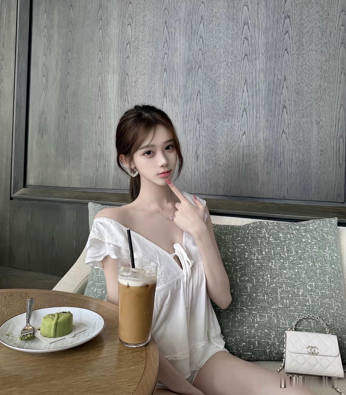 一份甜点，一杯咖啡，在慵懒的午后放空自己。不必追赶时间，好好感受这份简单的甜。