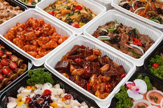 预制菜是否存在问题？ 拧开燃气灶，撕开真空包装袋，将冷冻的菜肴倒进锅中。不到