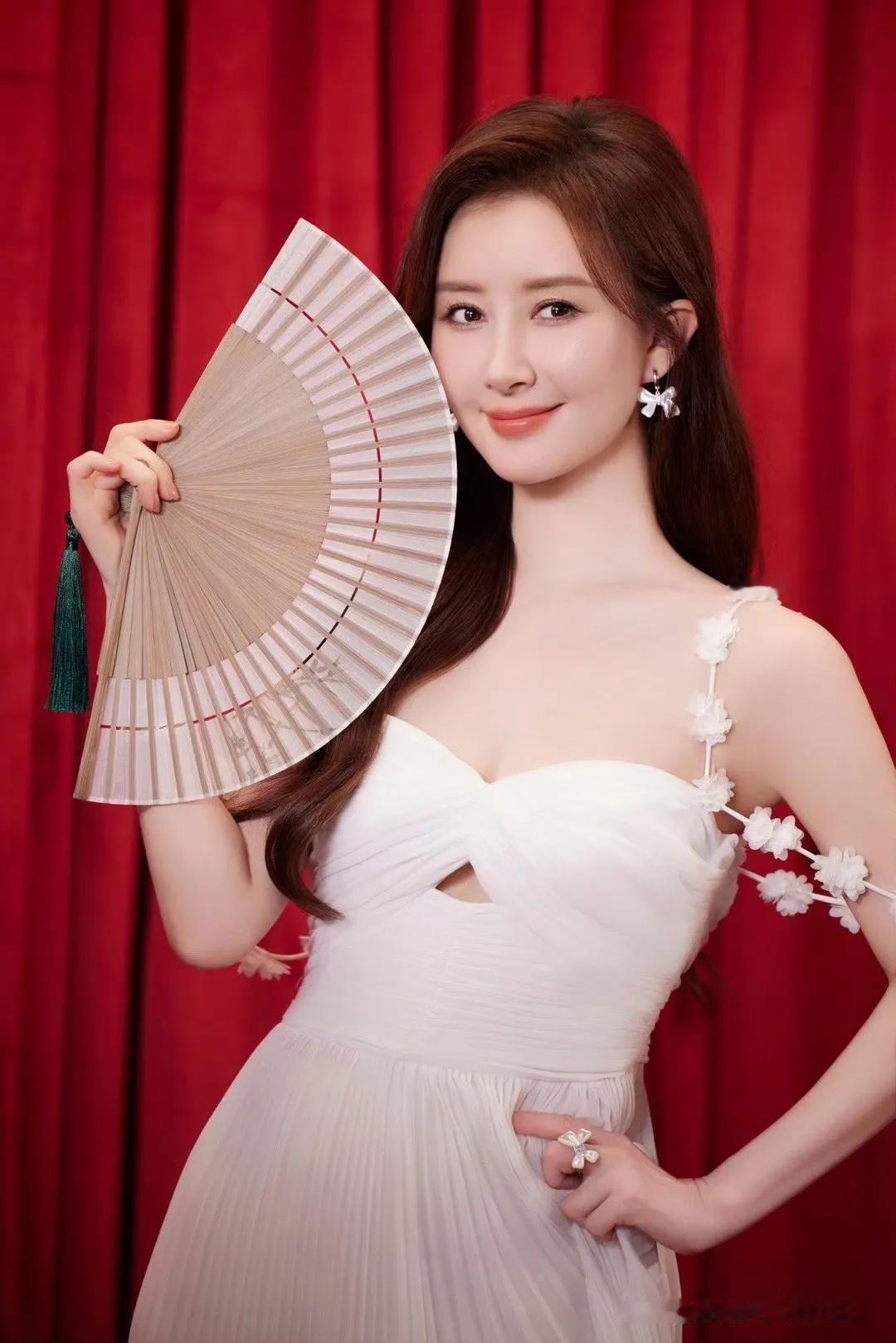 舒畅清纯甜美女神。