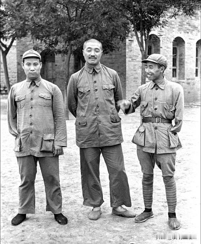 一张老照片，定格了三位将帅的传奇瞬间。居中者，贺龙元帅，双臂健全，虎踞龙盘。