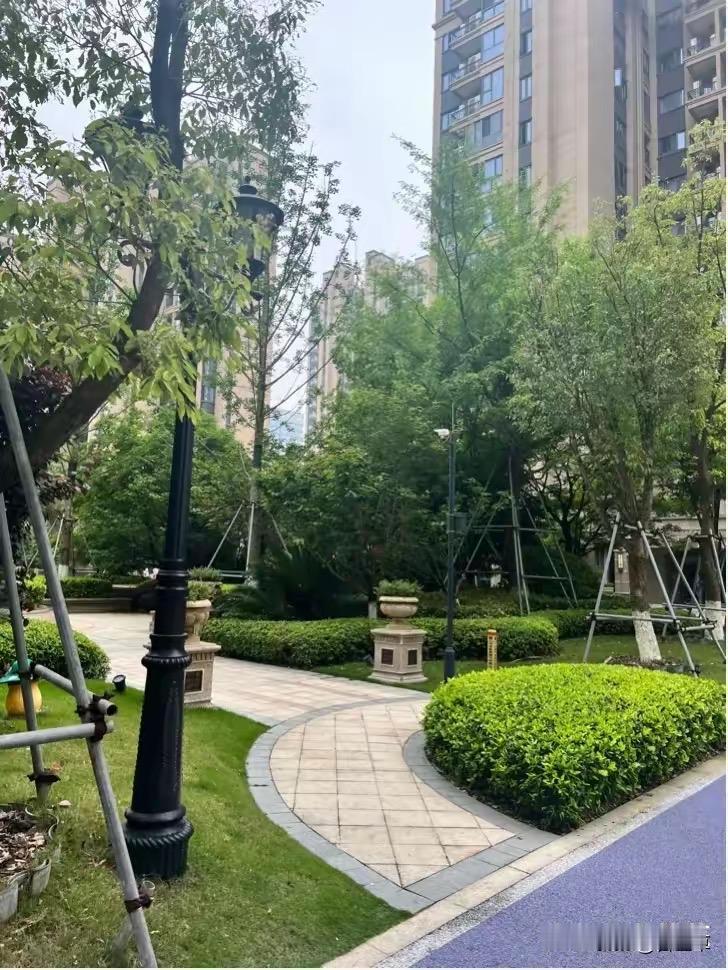 高考已结束，朋友的一女儿预估考得不理想，情绪一直很低落。朋友苦笑，这段时间他们夫