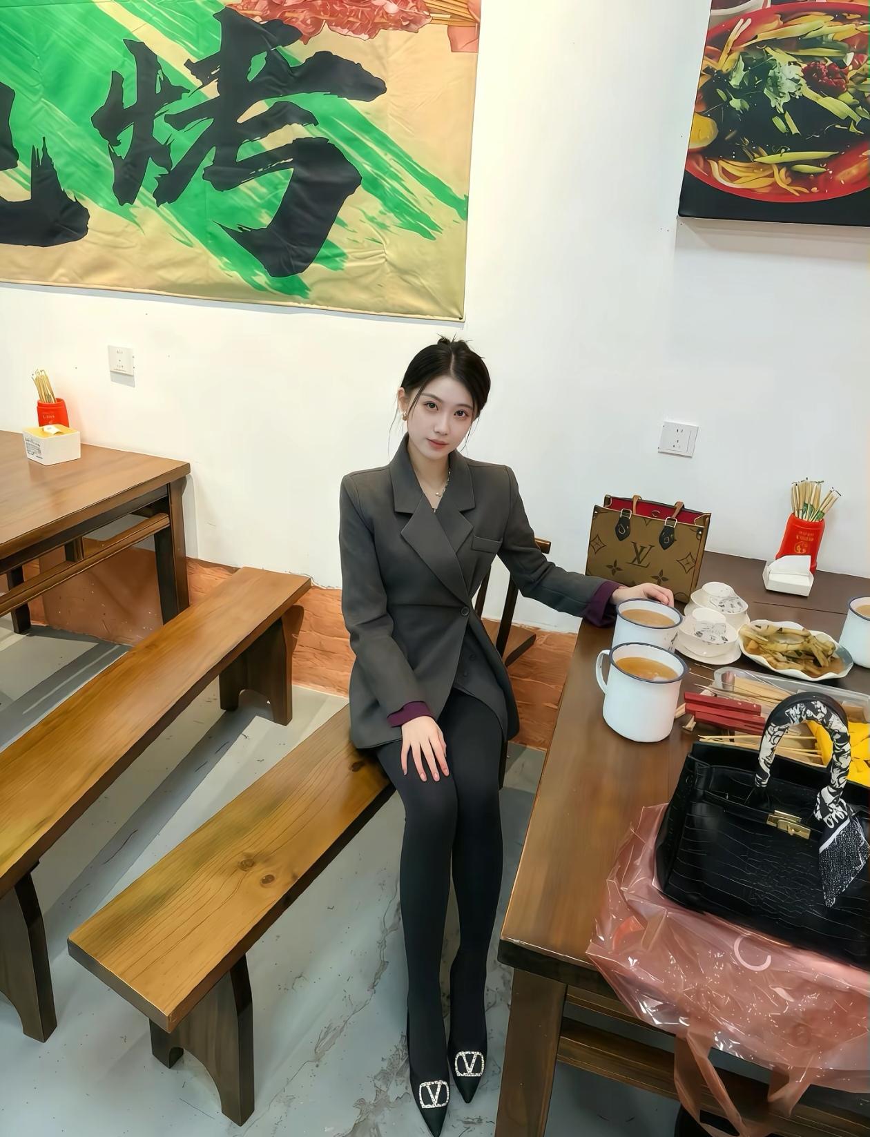 优雅西装搭配，咖啡馆里的一抹时尚