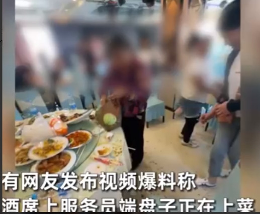 黑龙江一大妈吃席时，看到服务员端上一盘新菜。下一秒，大妈的一个举动让服务员直接摔