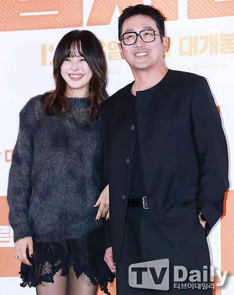 《楼上邻居们》李荷妮隐瞒孕事演出瑜珈戏码。曝孔晓振邀请一起共演但却遭河正宇拒绝