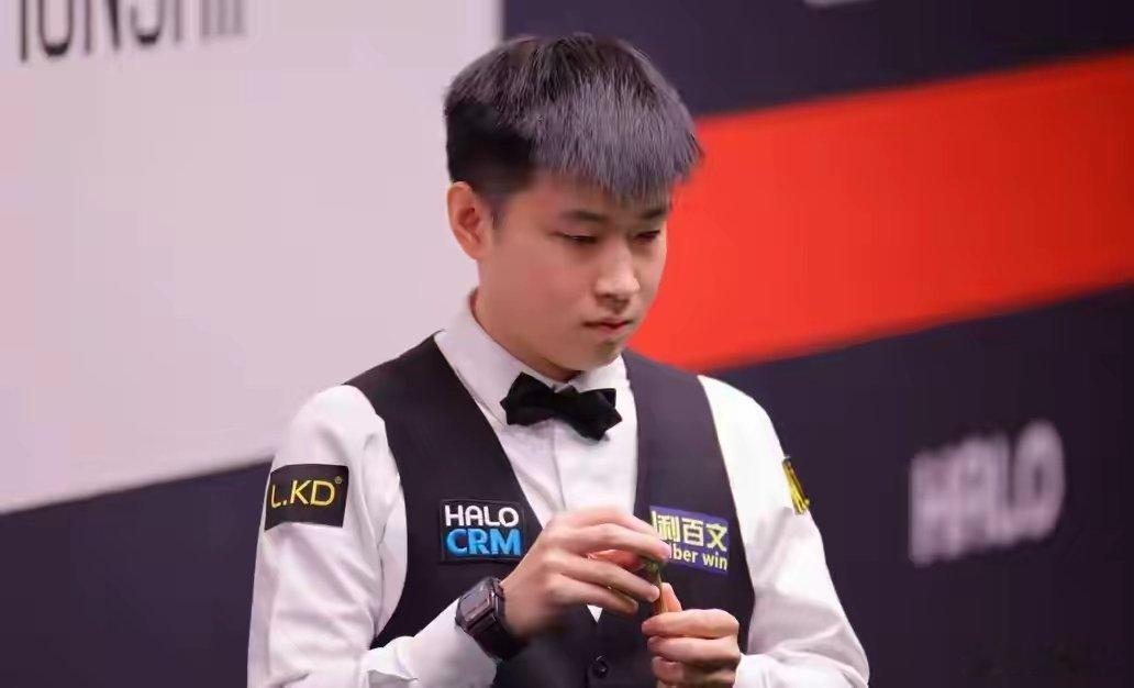 赵心童回应不敌墨菲比赛开始之前，赵心童就喊话肖恩-墨菲不要防守打对攻，这样的心气