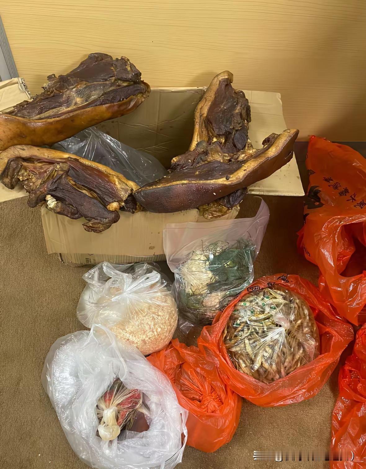 今天干了件挺蠢的事，我妈从老家寄来一堆腊肉、咸菜、被子，地址填到了单位。我盯