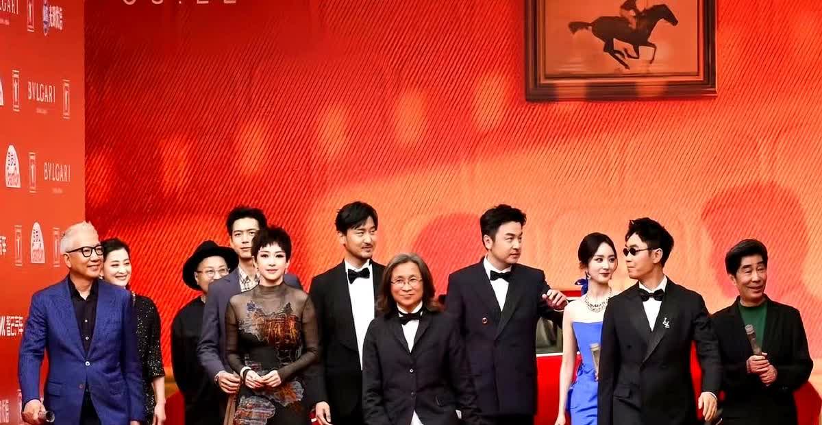 杨幂呀杨幂你胆子太大了吧什么衣服都敢穿呀？难道没人告诉你吗？