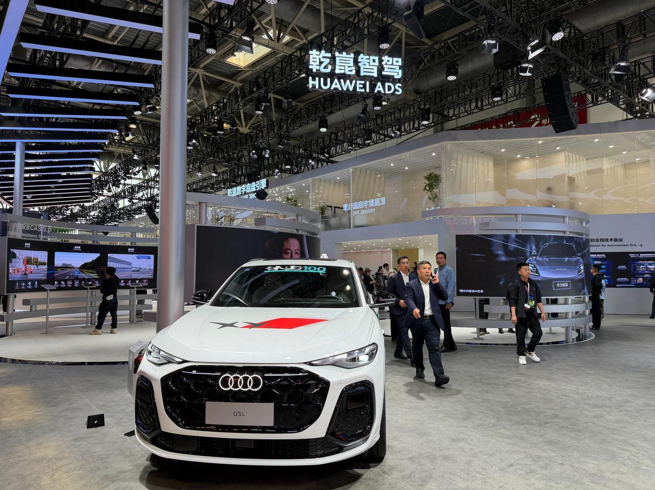 六年联合研发，全新奥迪Q5L燃油智驾破冰北京车展上，我特意去了华为乾崑展台和奥