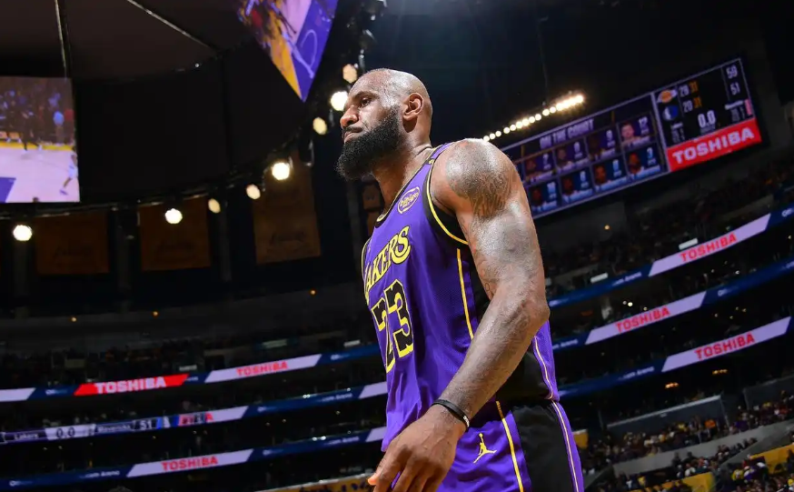 不管詹姆斯排在NBA历史第几！但是詹姆斯确确实实有成就是NBA历史第一的！生涯总
