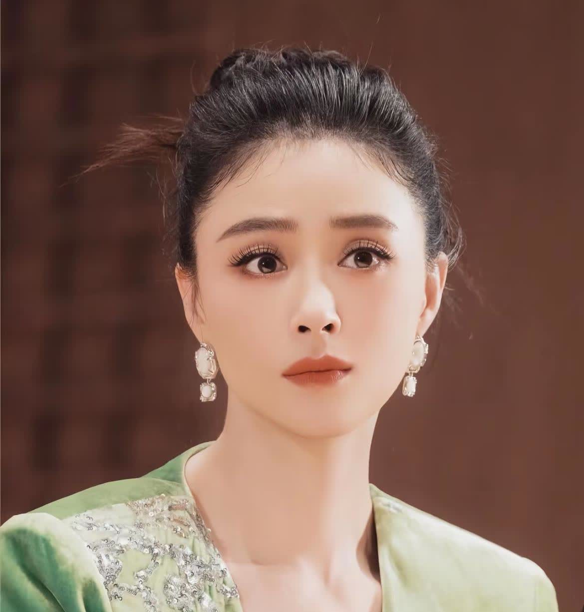 终于理解了，42岁的蒋欣至今没有结婚，最根本的原因是因为她的父母，她