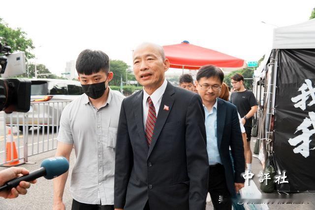 102小时，杨植斗已经坐不稳椅子了。他想撑起来，韩国瑜摆手阻止，俯身握住了他的手