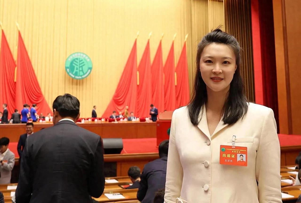 不愧是中国女排最漂亮的美女！在全国青联大会上，与马龙、徐云丽等一同合影美如画，这