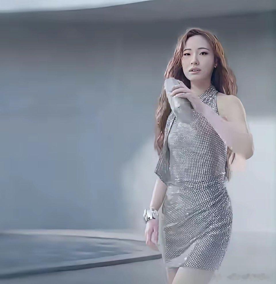 小S带着二女儿拍摄广告，母女俩搭档默契感满满。Lily从小被大家看着长大，靠着母