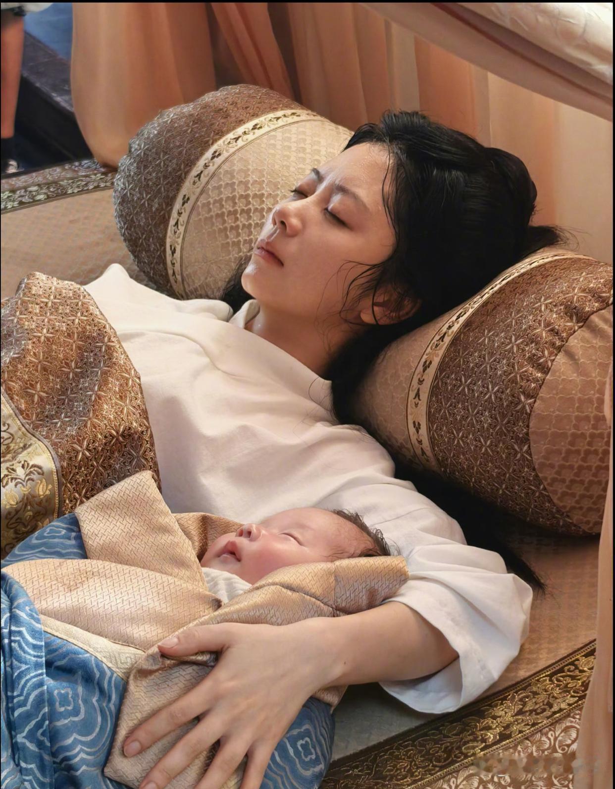1.乔欣当初跟某个油腻男星谈恋爱时，还斥巨资买了钻石对戒，分手后，对方也没有还她