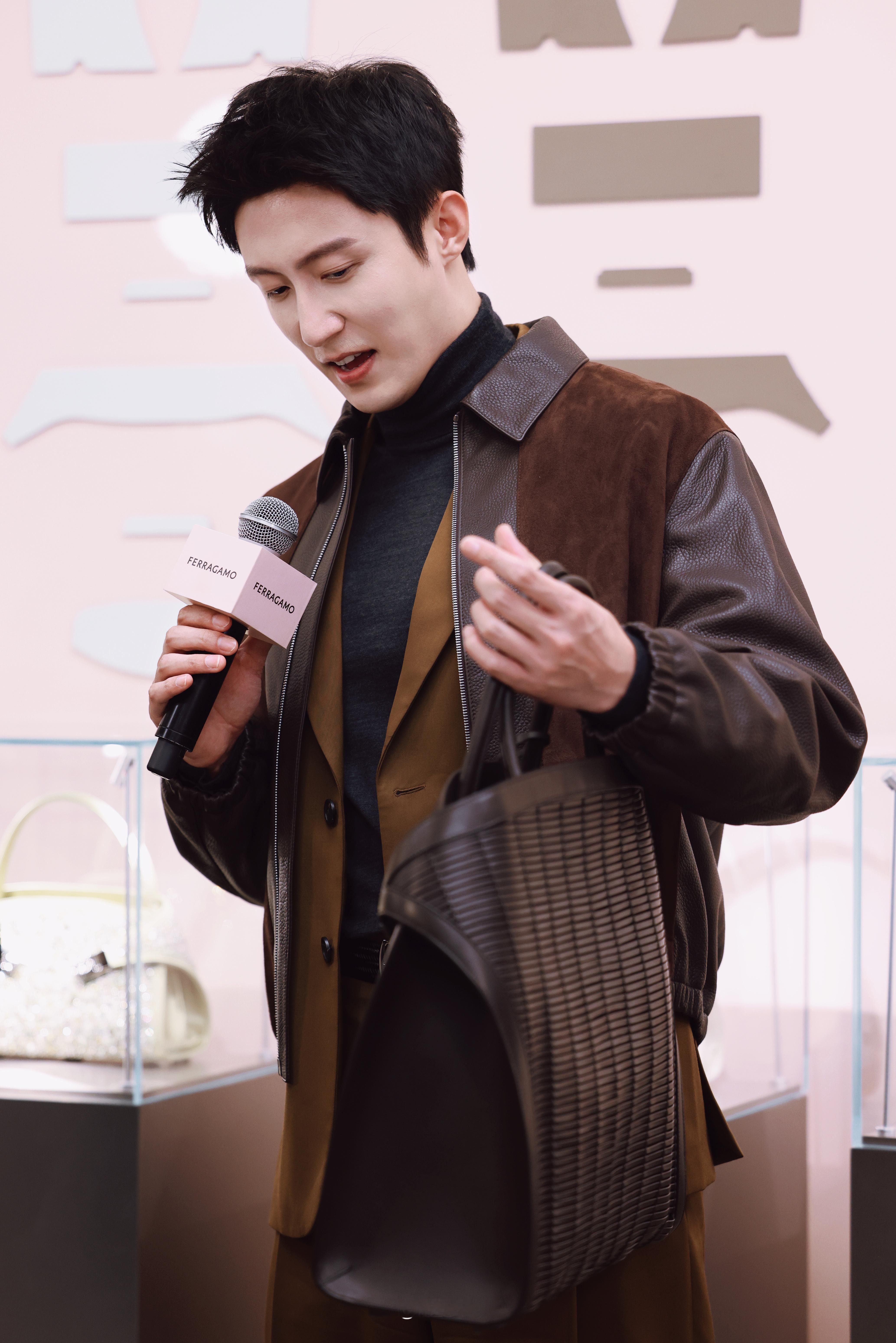 📝菲拉格慕全球品牌代言人黄景瑜开心黄景瑜