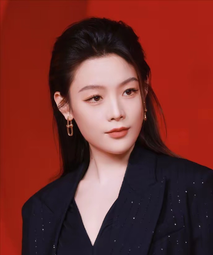 陈丽君陈丽君亮相时尚芭莎红毯！穿亮钻黑色西服，单手插兜又酷又飒啊！