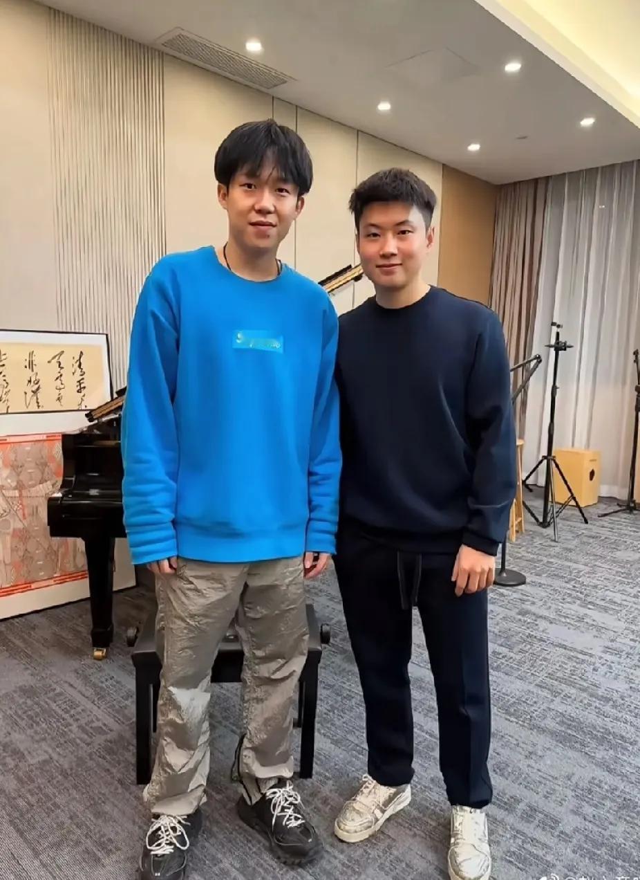 体坛跨界友谊太好嗑刷到王楚钦和赵心童的合照啦！一个是乒乓球界的耀眼新星，一