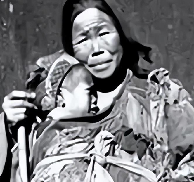 1939年，一位妇女为躲避国民党的追击，抱着九个月大的婴儿逃进了树林，只见敌人就