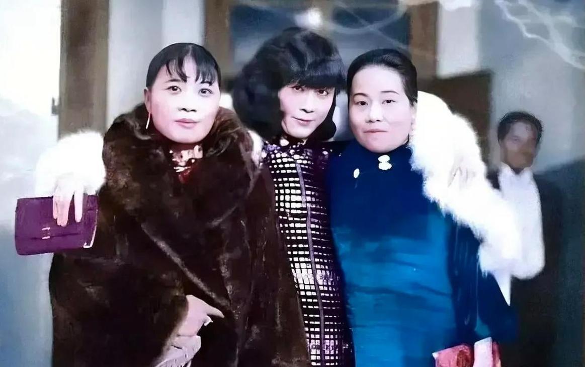 那张梨山合影里，宋美龄站在大姐身边，眼神里似有久别后的生疏感。1969年7月